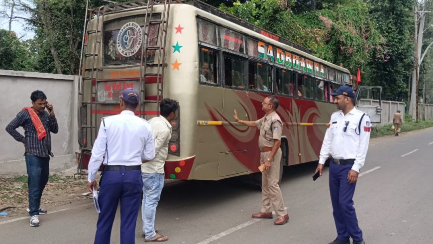 बस चालकों को यातायत पुलिस के द्वारा दी जा रही नियमानुसार बस संचालन करने की हिदायत, नहीं मानने पर होगी चलानी कार्यवही