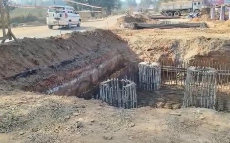 दईगवा रेलवे फाटक पर ओवरब्रिज निर्माण बना खतरा, 10 फीट गहरा गड्ढा हादसे को दे रहा न्योता