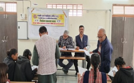 आदर्श कॉलेज में नवमतदाता नामांकन हेतु शिविर आयोजित