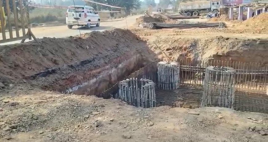 दईगवा रेलवे फाटक पर ओवरब्रिज निर्माण बना खतरा, 10 फीट गहरा गड्ढा हादसे को दे रहा न्योता