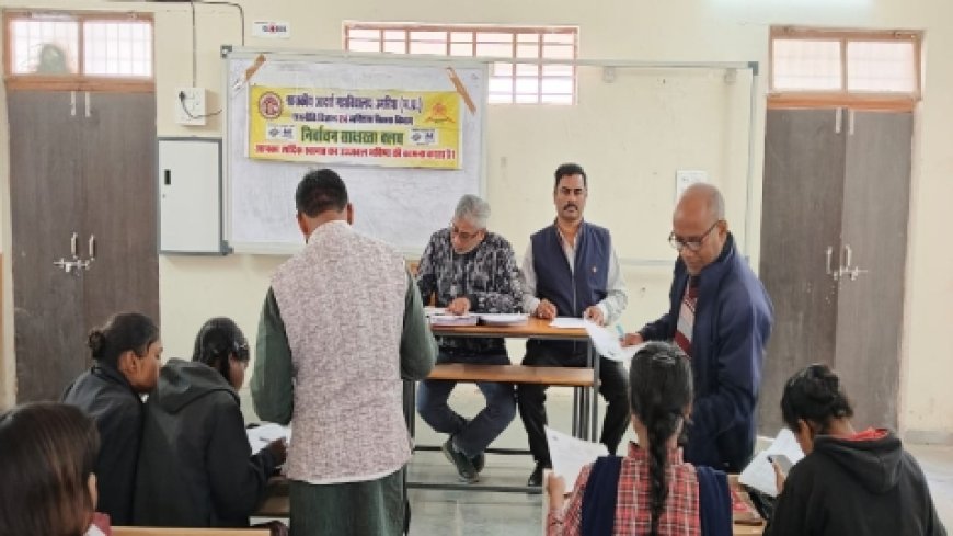 आदर्श कॉलेज में नवमतदाता नामांकन हेतु शिविर आयोजित