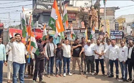 नेता प्रतिपक्ष पर अमर्यादित टिप्पणी के विरोध में कांग्रेस का उग्र प्रदर्शन, किया गया पुतला दहन