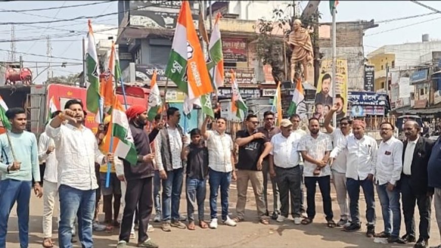 नेता प्रतिपक्ष पर अमर्यादित टिप्पणी के विरोध में कांग्रेस का उग्र प्रदर्शन, किया गया पुतला दहन