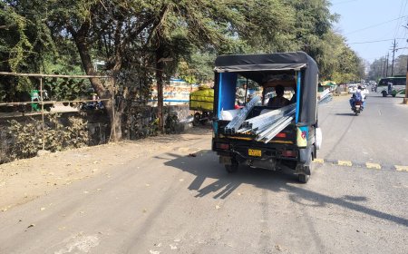 सवारी वाहनों से ढोया जा रहा है माल, दुर्घटना को दे रहे हैं आमंत्रण