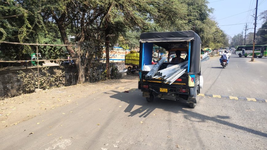 सवारी वाहनों से ढोया जा रहा है माल, दुर्घटना को दे रहे हैं आमंत्रण