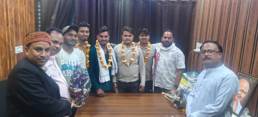 कांग्रेस की रीति-नीति से प्रभावित होकर नौजवानों ने थामा कांग्रेस का दामन