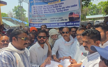 कोरोनाकाल के दौरान बन्द किये गये ट्रेनो का स्टापेज बहाल किये जाने को लेकर सौंपा ज्ञापन