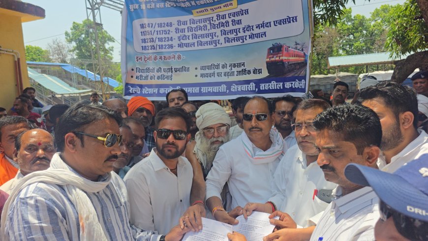 कोरोनाकाल के दौरान बन्द किये गये ट्रेनो का स्टापेज बहाल किये जाने को लेकर सौंपा ज्ञापन