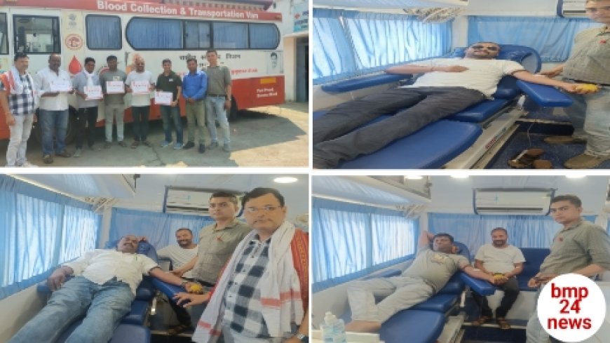 समाज सेवा की भावना से भाजपा नेता अपने साथियों के साथ किया रक्त दान