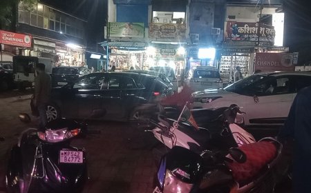 एक्सीलेंस स्कूल के सामने बना अघोषित वाहन स्टैंड, मोहल्लेवासियों के लिए बना सिरदर्द