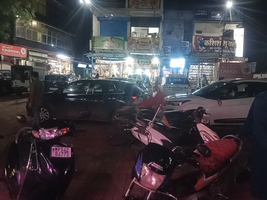 एक्सीलेंस स्कूल के सामने बना अघोषित वाहन स्टैंड, मोहल्लेवासियों के लिए बना सिरदर्द