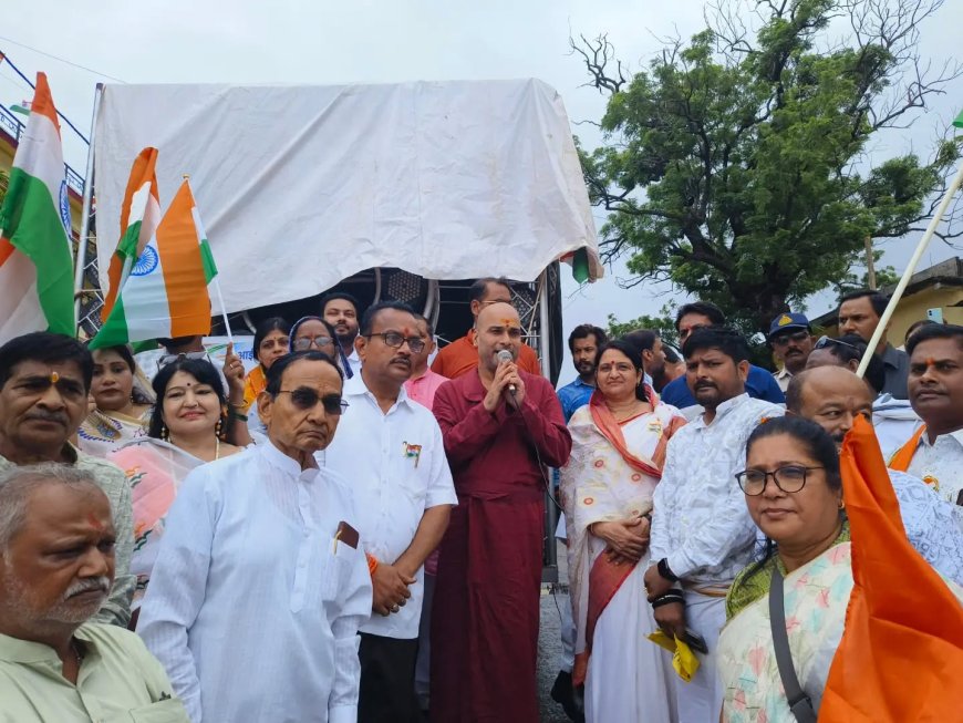 हाथों में तिरंगा लेकर वंदे मातरम की जयघोष के साथ संपन्न हुई तिरंगा यात्रा