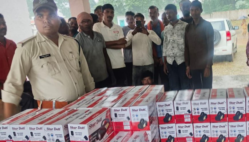 फसल और इंसानी जान बचाने पार्क प्रबंधन का नया एक्सपेरिमेंट, ग्रामीणों को बांटी टॉर्च