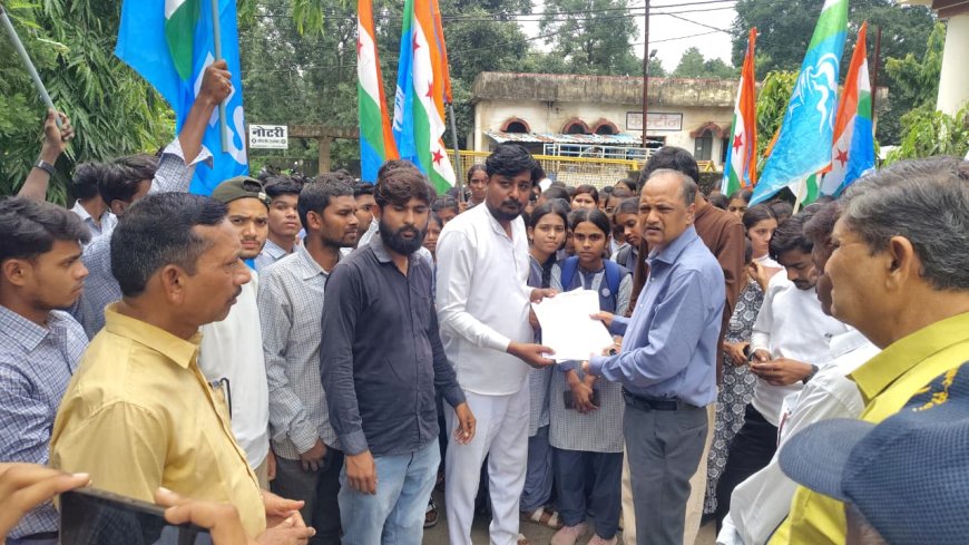 कॉलेज बस संचालन की मांग,  बढ़े बस किराए से छात्र-छात्राएं परेशान