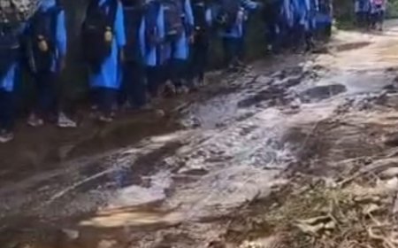 बदहाल सड़क से गुजरने को मजबूर कस्तूरबा छात्रावास की छात्राएं