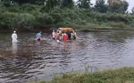 दुर्भाग्य जिले का, नदी की बीच धारा से गुजरा जनाजा