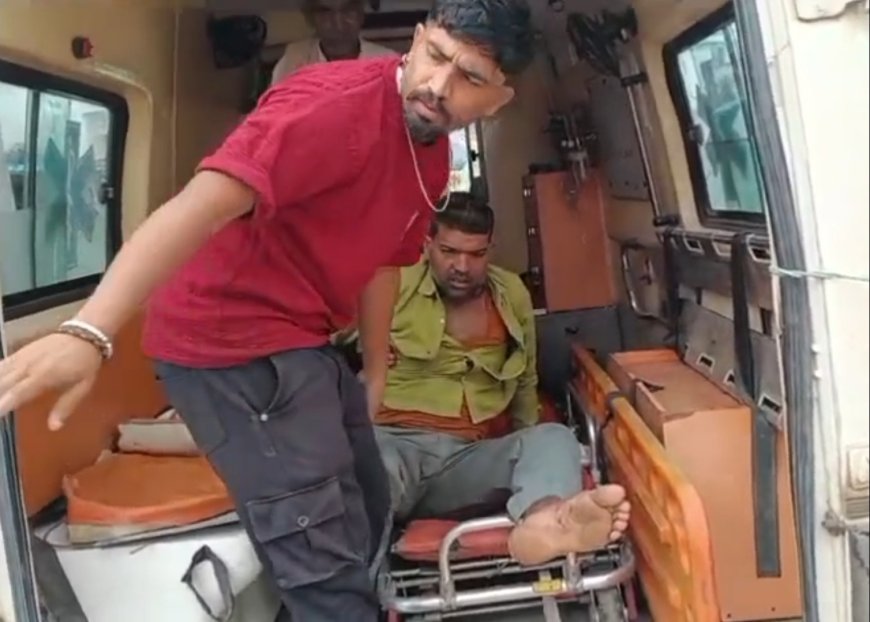 यात्री प्रतीक्षालय के पास पिकअप पलटी,चालक घायल